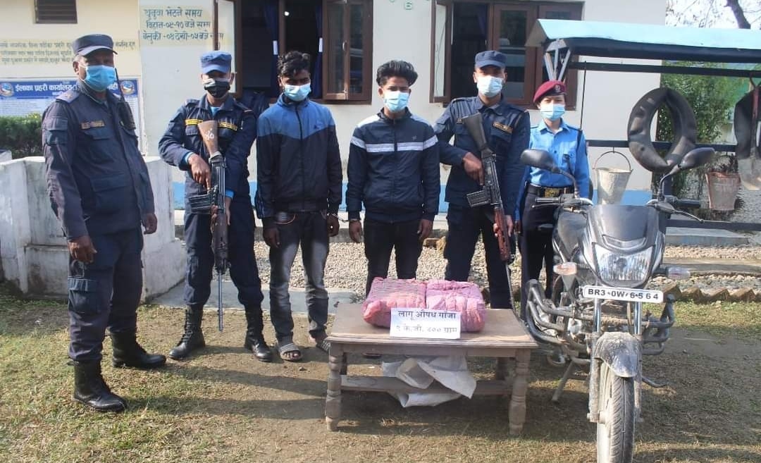 मधेस : चोरीको मोटरसाइकल र गाँजासहित चार युवक पक्राउ