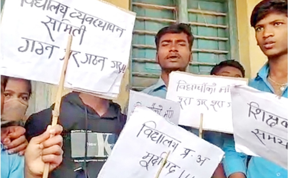 सिरहामा विद्यार्थीले हेडमास्टरलाई थुने ! समयमा विद्यालय नआएको आरोप