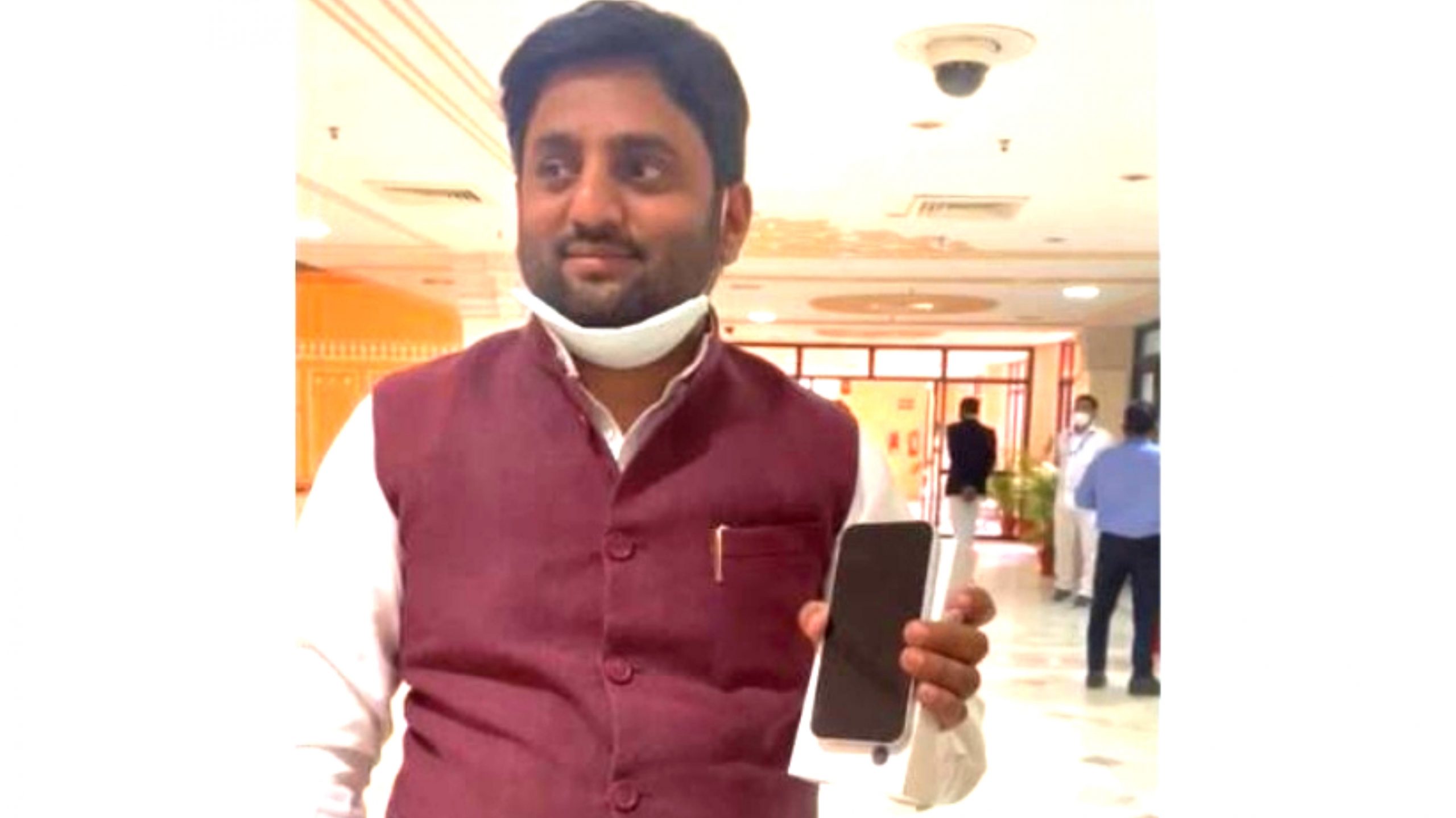 दुई सय सांसदलाई आइफोन उपहार