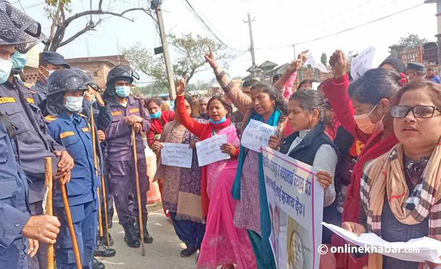 जनकपुरमा अदालतबाहिर कुमारी आमाको प्रदर्शन, न्यायाधिशमाथि घुस खाएको आरोप !