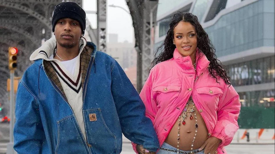 मां बनने वाली हैं Rihanna, बेबी बंप फ्लॉन्ट करते बॉयफ्रेंड संग PHOTOS वायरल