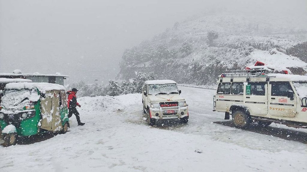 नेपालमा भारी हिमपात, मध्यपहाडी लोकमार्ग नै अवरुद्ध