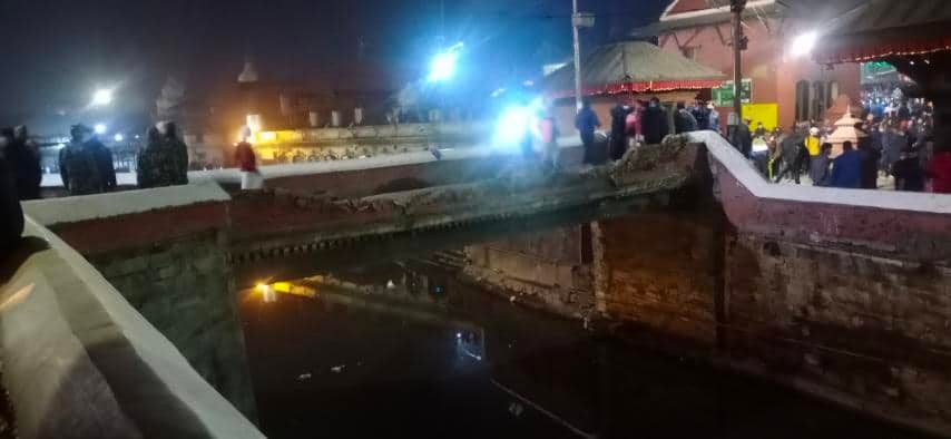 पशुपतिनाथ आडैको पुलको पर्खाल भत्किँदा २ भक्तजन घाइते