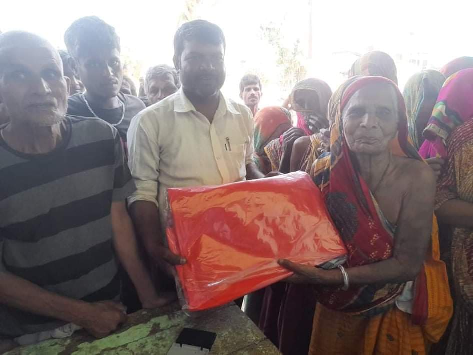 वडाध्यक्ष यादवले बाँडे झुल र त्रिपाल, सिँचाईका लागि ७५ बोर्डिङ्ग जडान गराए