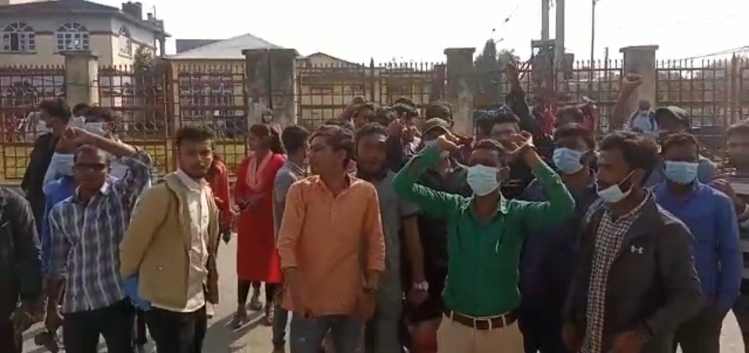 जनकपुर: क्याम्पसमा तोडफोड, ४ विद्यार्थी पक्राउ, प्रहरी कार्यालयमा नाराबाजी