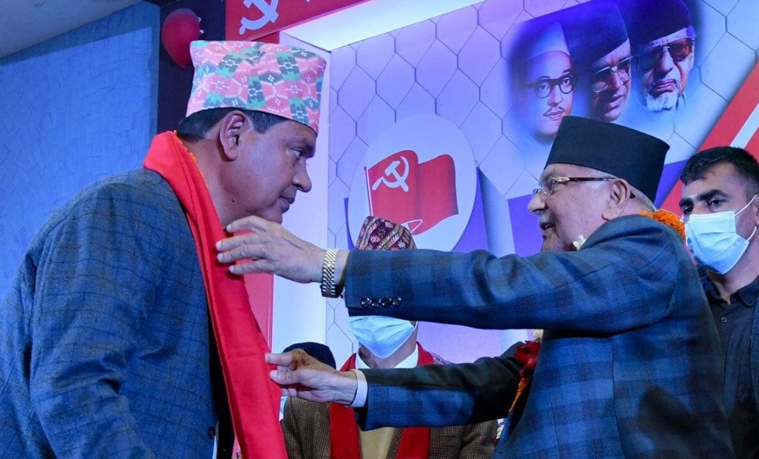 उपेन्द्र यादव पार्टीका ९ केन्द्रीय नेतालाई ओलीले एमालेमा प्रवेश गराए