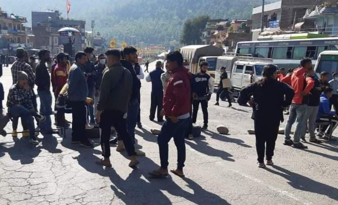 चालक पक्राउ नगरेपछि पूर्व पश्चिम राजमार्ग अवरुद्ध