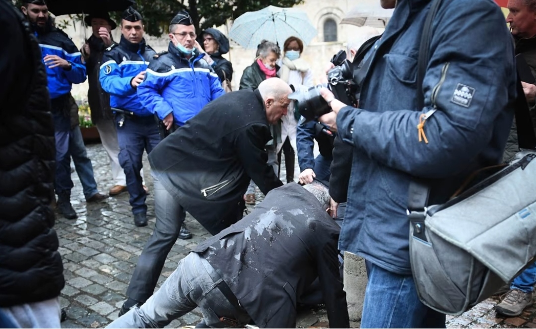 Big News- राष्ट्रपति उम्मेदवारकै टाउकोमा अन्डा प्रहार