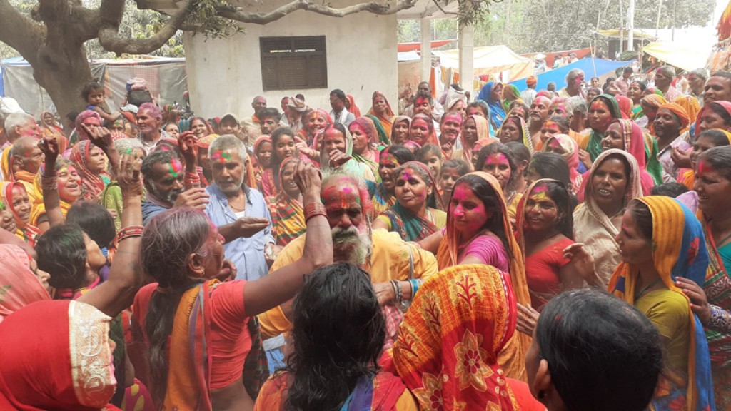 परिक्रमा यात्रीको स्वागत गर्न आज सार्वजनिक विदा, कञ्चन वनमा होली खेल्दै !