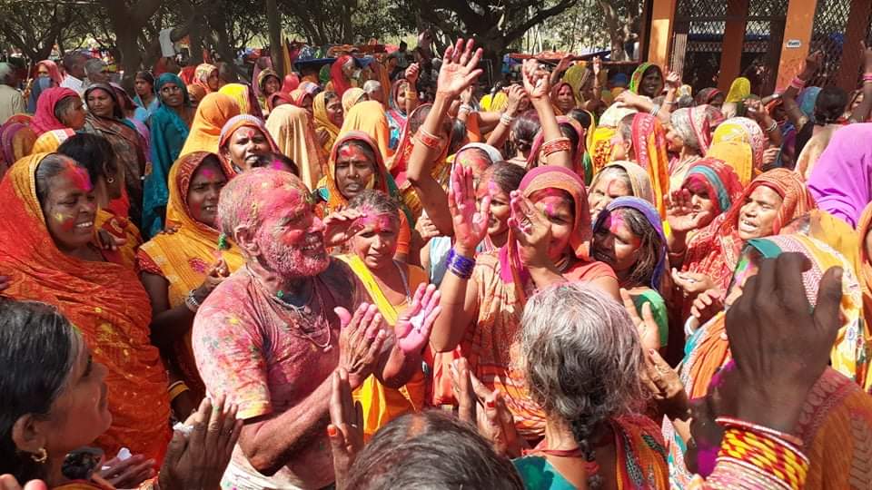 मिथिला परिक्रमा : भगवान राम र सीता जस्तै कञ्चनवनमा साधुसन्त र श्रद्धालुले खेले होली