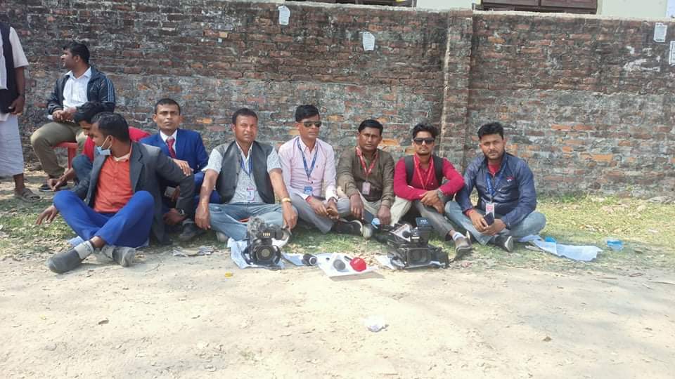 सिरहामा विद्यालय बन्द गरी काँग्रेसको निर्वाचन, पत्रकारहरु धर्नामा