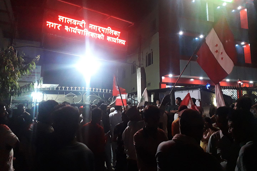 लालबन्दीमा निर्वाचन अधिकृतको कार्यालय अगाडि कांग्रेस कार्यकर्ताद्वारा नारावाजी