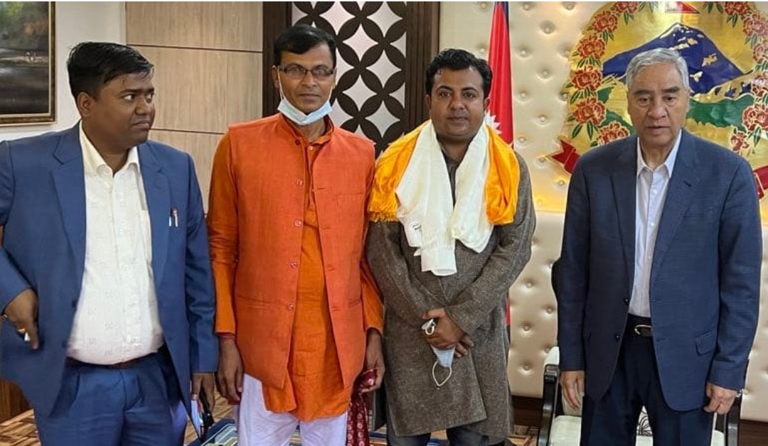महन्थ ठाकुरको विश्वासपात्र सिंह कांग्रेसमा प्रवेश