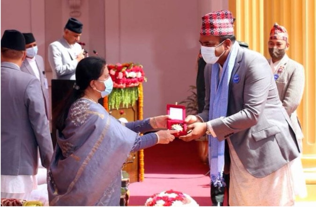 पदक थाप्न राष्ट्रपति भवन जाँदा सन्तोष साहको पोशाक: दौरा सुरुवाल र गम्छा