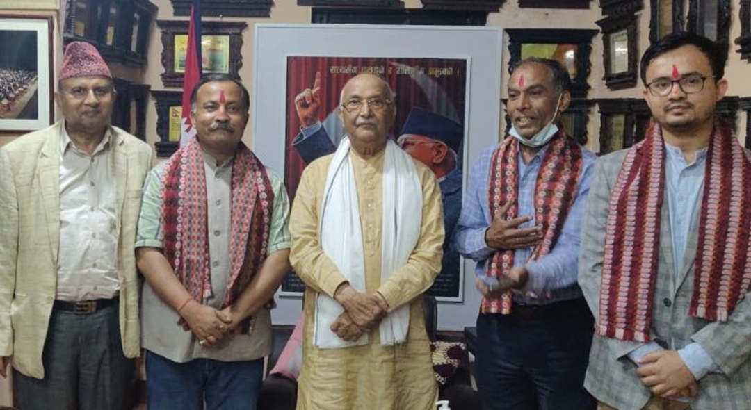 मधेस राजनीतिमा ट्वीस्ट- मैथिली समाजका अध्यक्ष भगवान झाको टोली एमालेमा