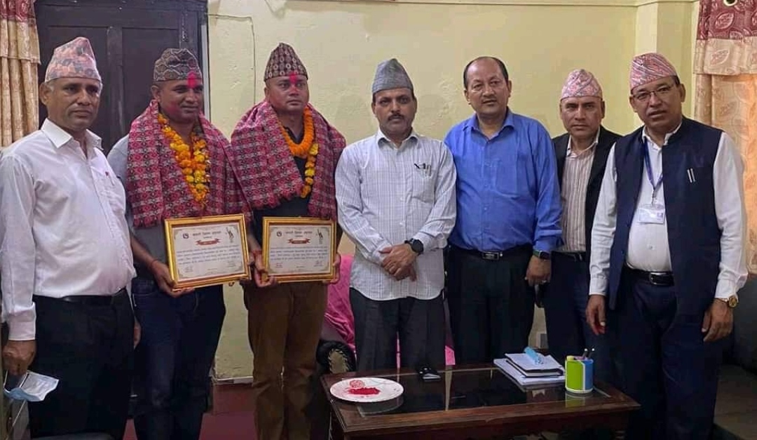 सप्तरी जिल्ला अदालतद्वारा इन्सपेक्टर पासवान र साह सम्मानित