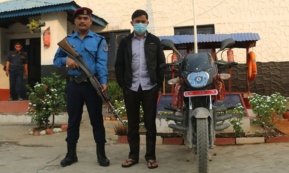 चोरीको मोटरसाइकल चलाउँदै आएका वडाध्यक्ष पक्राउ