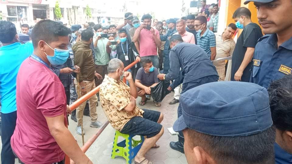 जनकपुरमा मालपोतका हाकिम झा ५ लाख रुपैयाँ घुससहित पक्राउ