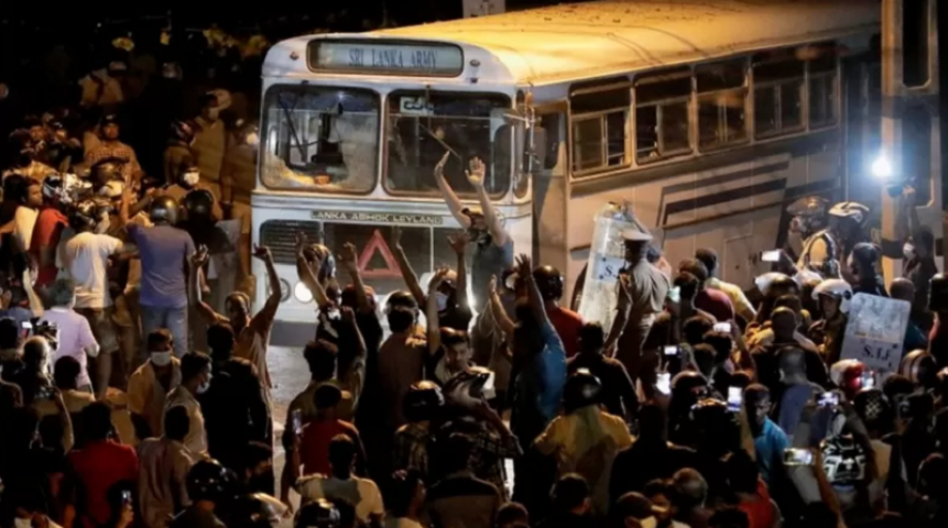 श्रीलंकामा हाहाकार : जनताले राष्ट्रपतिको घर घेरे, सार्वजनिक यातायात ठप्प