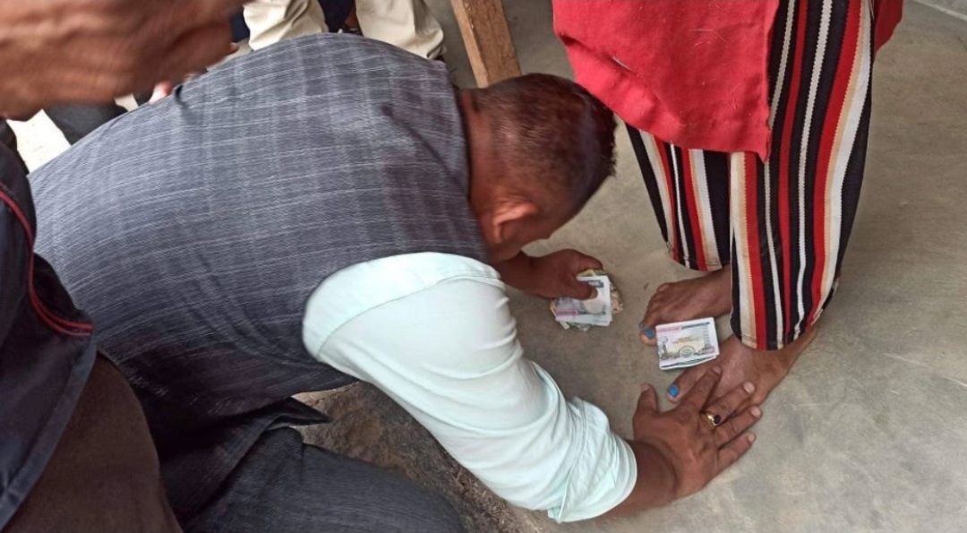 पाउमा हजारका नोट चढाउँदै भोट माग्दै !