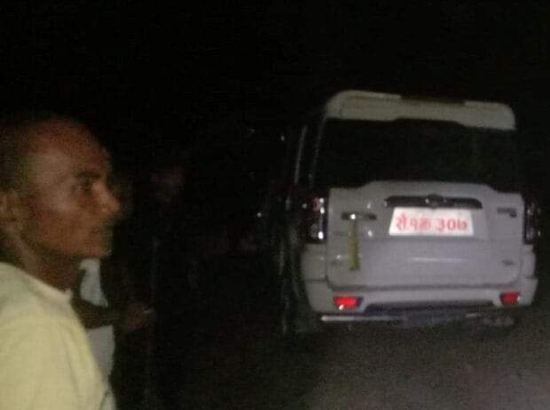 सरकारी गाडीमा एमालेको झण्डा देखेपछि स्थानीयले नियन्त्रणमा लियो