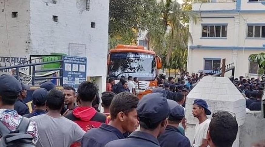 मधेस : अभद्र व्यवहार गरेको भन्दै म्यादी प्रहरी आन्दोलित, यसरी गरे ढुंगामुढा