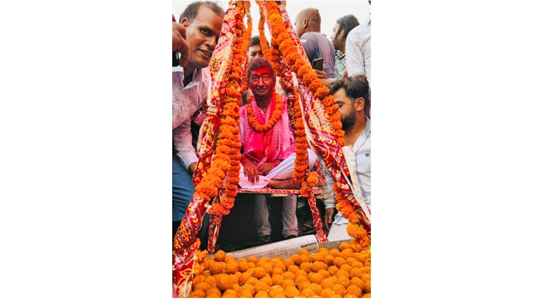 यस्तो पनि ! कलैयाका मेयरलाई तौल बराबरको लड्डुले स्वागत