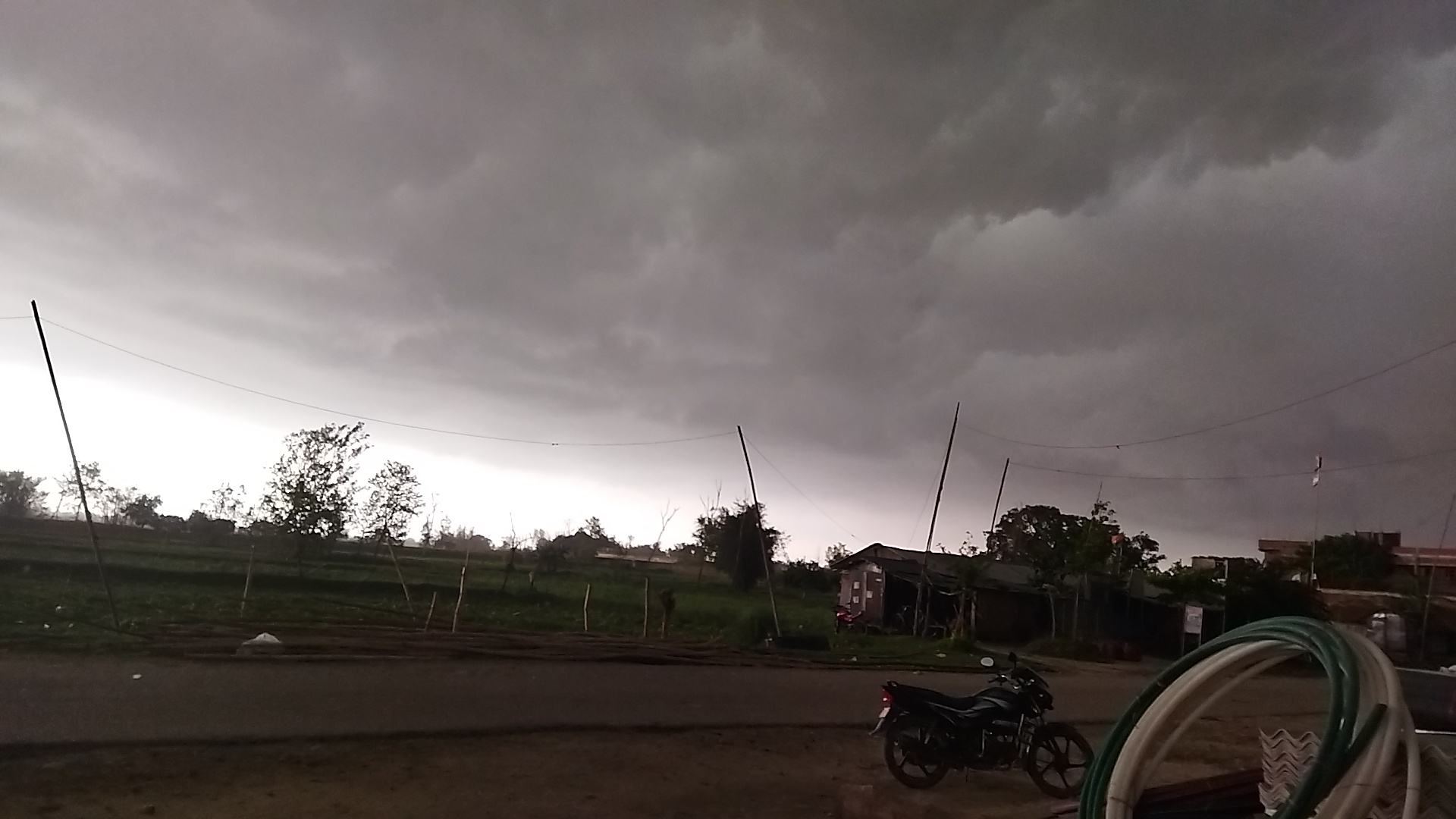 मधेसमा दिउँसै अन्ध्यारो ! हावाहुरीसंगै वर्षा जारी