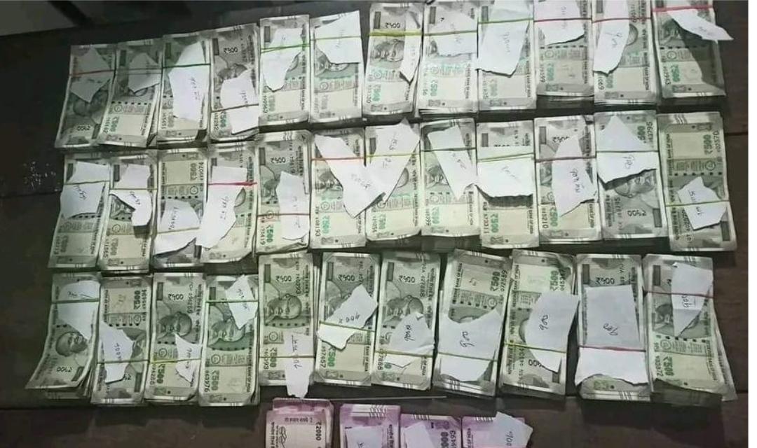 खेतमा माटोमुनि लुकाएको २५ लाख भारतीय रुपैयाँ र सुनका पोका भेटियो