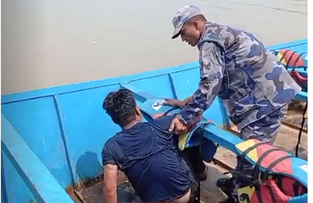 सप्तकोशी नदीमा हाम फालेका व्यक्तिको सशस्त्र प्रहरीबाट उद्धार