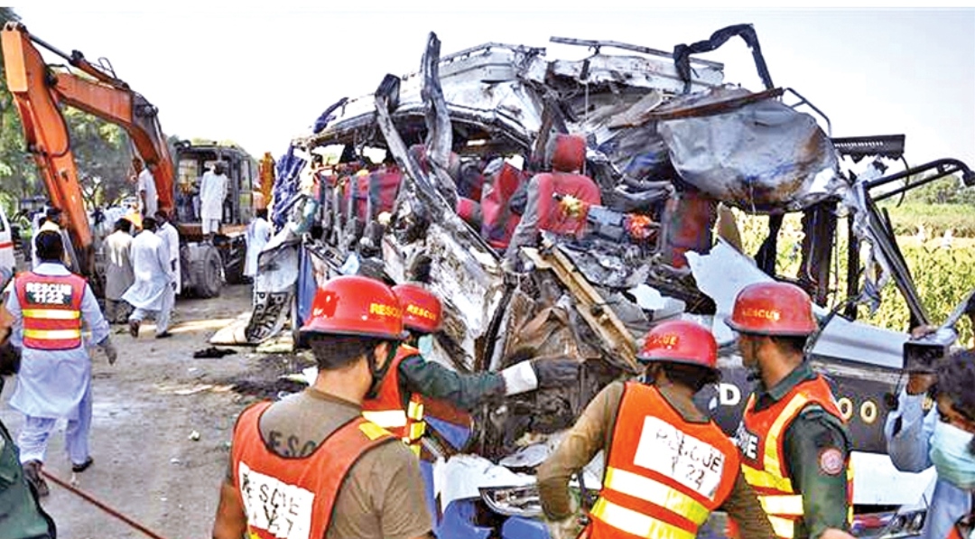 पाकिस्तानमा बस दुर्घटना: २२ यात्रुको मृत्यू