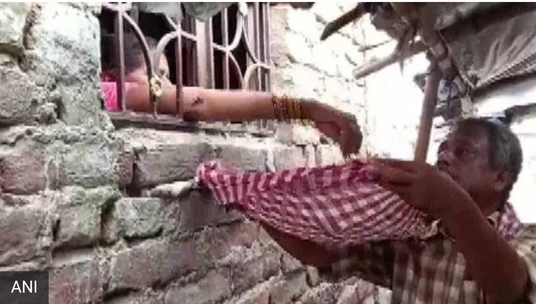 अस्पतालले छोराको शव नदिएपछि पैसा जुटाउन भीख माग्दै गरेको भिडिओ भाइरल