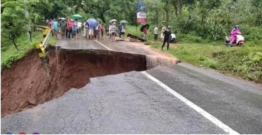 Breaking- वर्षाले भत्कियो राजमार्ग, यातायात अवरुद्ध