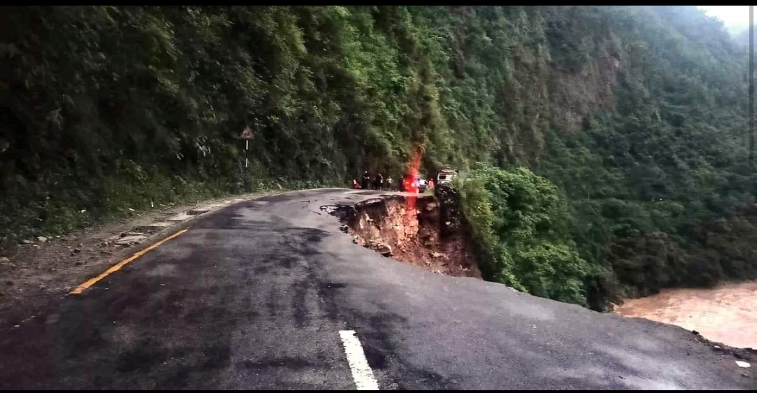 Update : वर्षाले राजमार्ग भासिएको स्थानमा भेटियो २ जनाको शव र कार