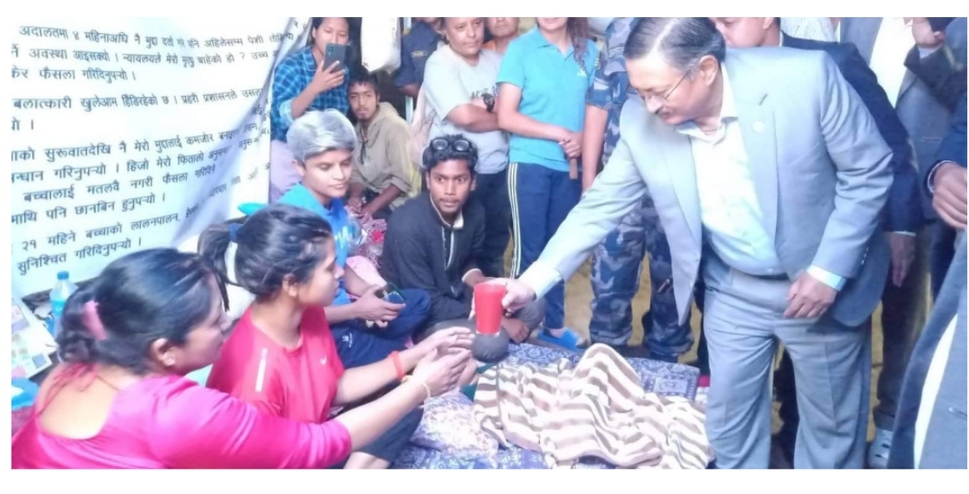 गृहमन्त्री खाणले जुश खुवाएपछि कुमारी आमा निहारिकाले तोडिन् अनशन, यस्तो भयो सहमती