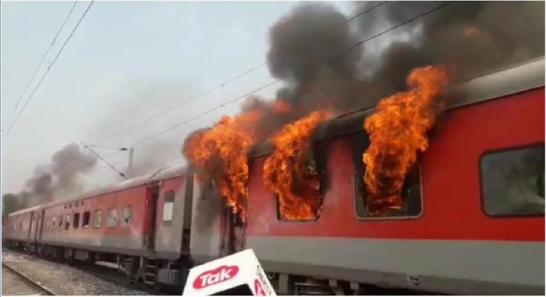 Breaking- आन्दोलित यूवाहरुले गरे रेलमा आगजनी