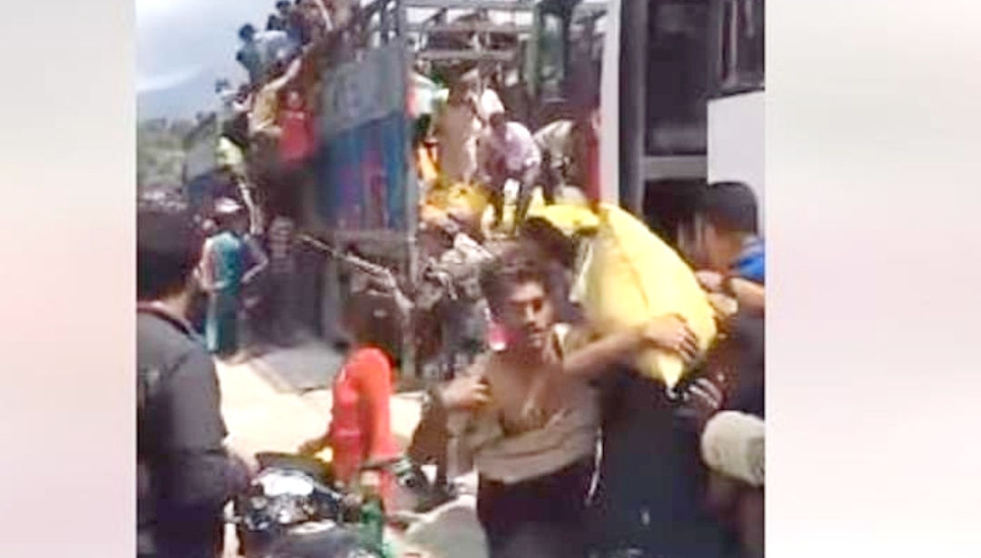 Breaking- काठमाडौं लगिरहेको मल किसानले ट्रक रोकेर लुटे !