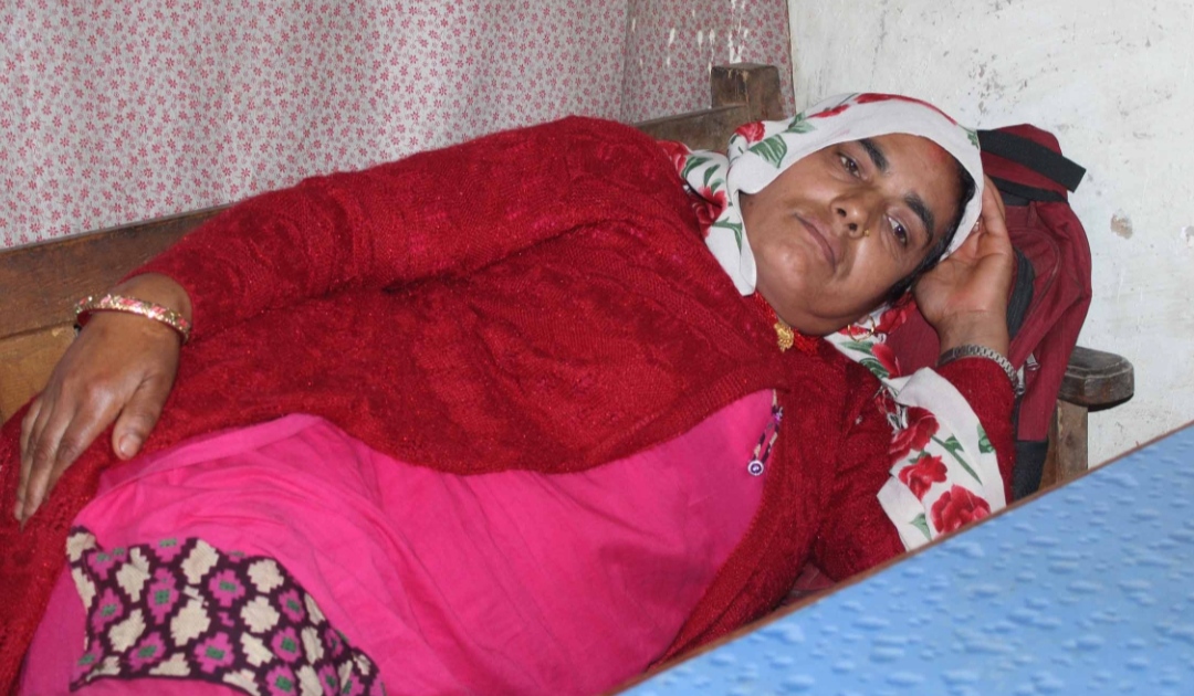 विद्यालयको हिसाब मागेपछि महिला शिक्षकलाई बैठकमै हेडमास्टरले कुटे