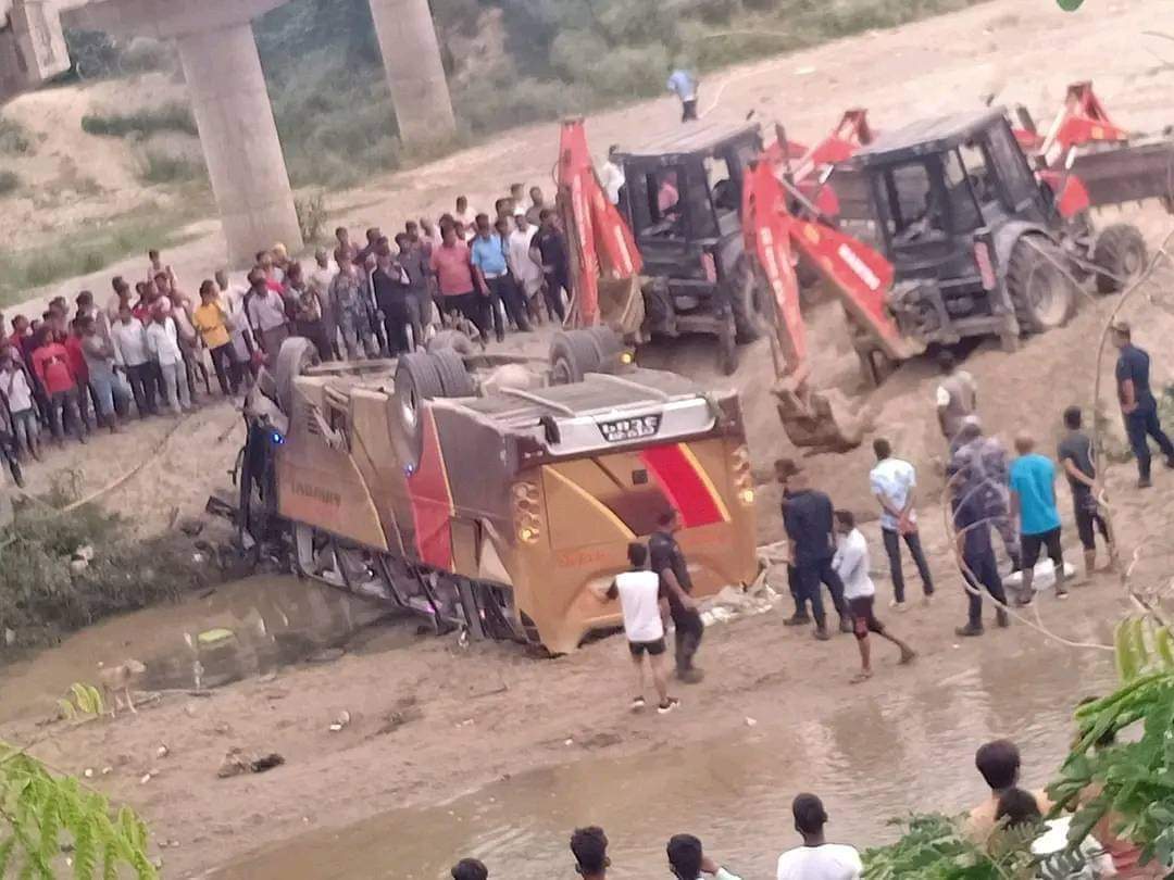 बस दुर्घटना अपडेट : मृतक ९ मध्ये ६ जनाको सनाखत भयो, घाईतेहरुको अवस्था हेर्नुस्