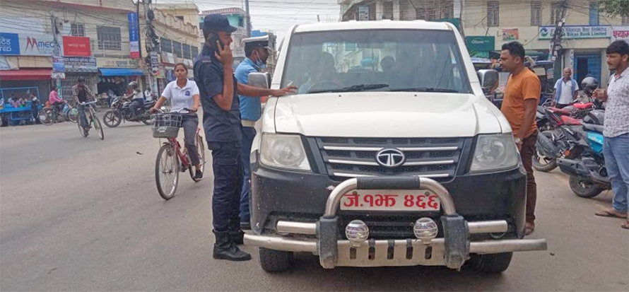 जनकपुर : विदाका दिन पनि चलाएका सरकारी गाडी खोस्दै ट्राफिक प्रहरी