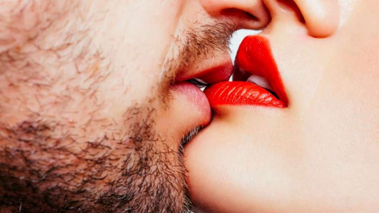 चुम्बन किन गरिन्छ, कहाँबाट आयो ‘किस’ को चलन ?
