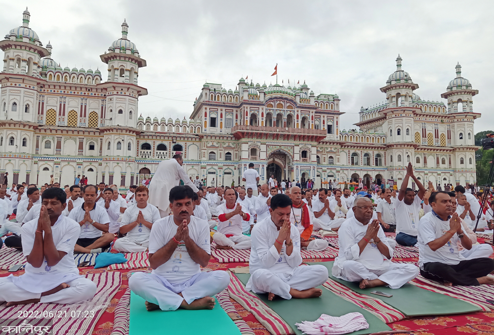 जनकपुरमा मनाइयो योग दिवस, मुख्यमन्त्री, मन्त्री र साँसदहरु पनि योग गरे
