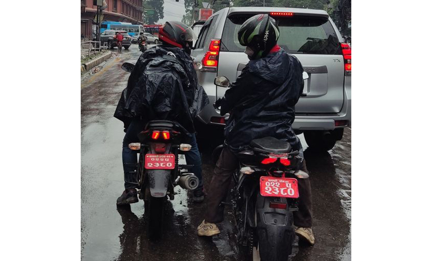 एउटै नम्बरका दुई मोटरसाइकल जाममा परेको फोटो भाइरल, के ट्राफिकले पक्राउ गर्न सक्ला ?