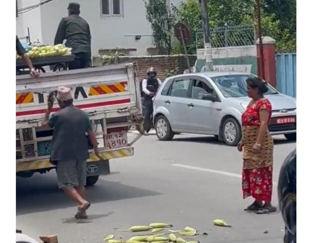 फुटपाथमा मकै बेच्ने दम्पतीमाथि थप कारवाही गर्ने महानगरको तयारी