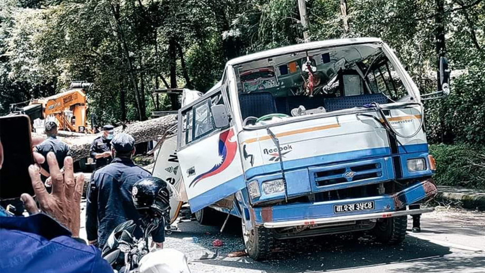 Breaking- रुख ढलेर बस र स्कुटर किच्दा ३ जनाको मृत्यु