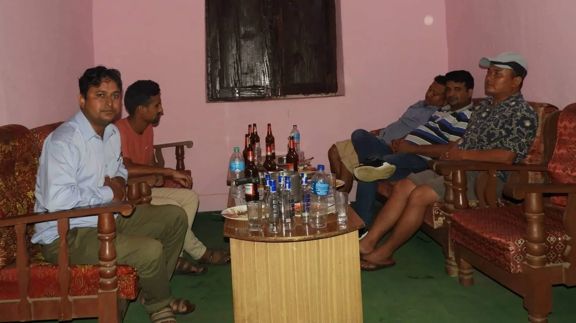 कृषि कार्यालयका सुब्बादेखि हाकिमसम्मले कार्यकक्षमै मदिरा खाएपछि…