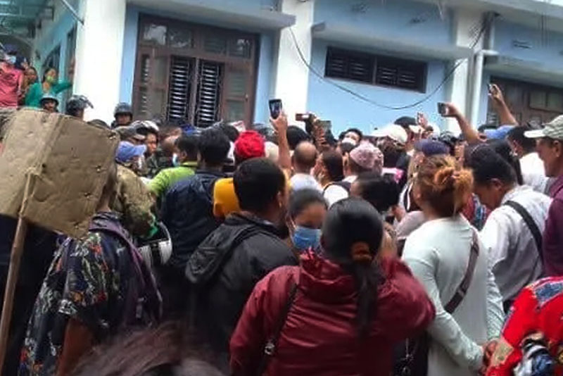 मेयर हर्क साम्पाङकै अगाडी धरान उपमहानगरपालिका तोडफोड