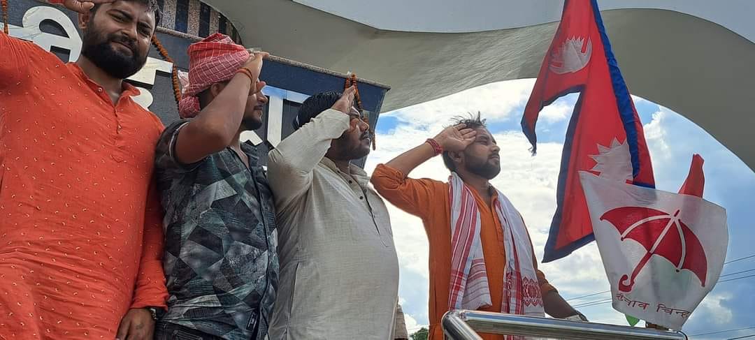 जनकपुरको शहिद गेटमा झण्डा लफडाः जसपाका यूवाले फेरी गाडे पार्टीको झण्डा