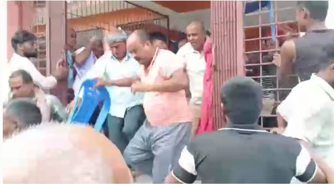 धनुषा २ : उम्मेदवार सिफारिस गर्न बसेको कांग्रेस बैठकमा रामकृष्ण र मुक्ता पक्षबीच कुटाकुट
