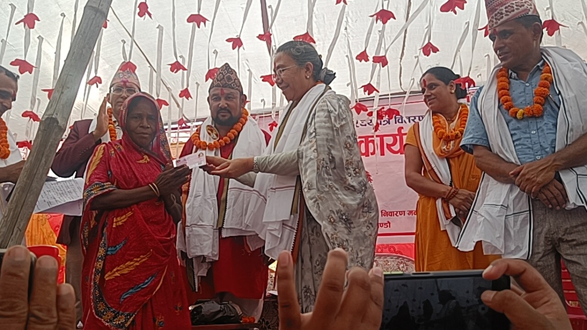 महोत्तरीको बर्दिबासबाट सुरु भयो गरिब परिवार परिचयपत्र वितरण